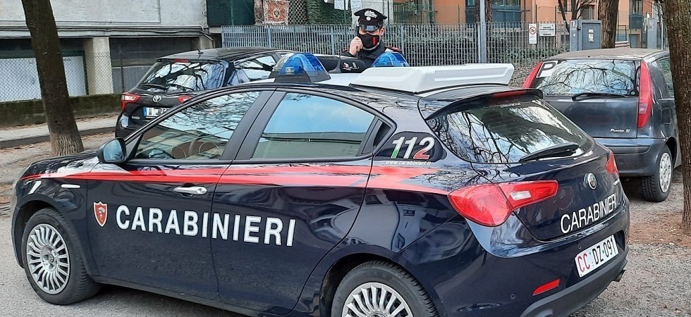 Coronavirus, fanno colazione dentro il bar osservando i passanti dalle vetrate: poi però arrivano i carabinieri